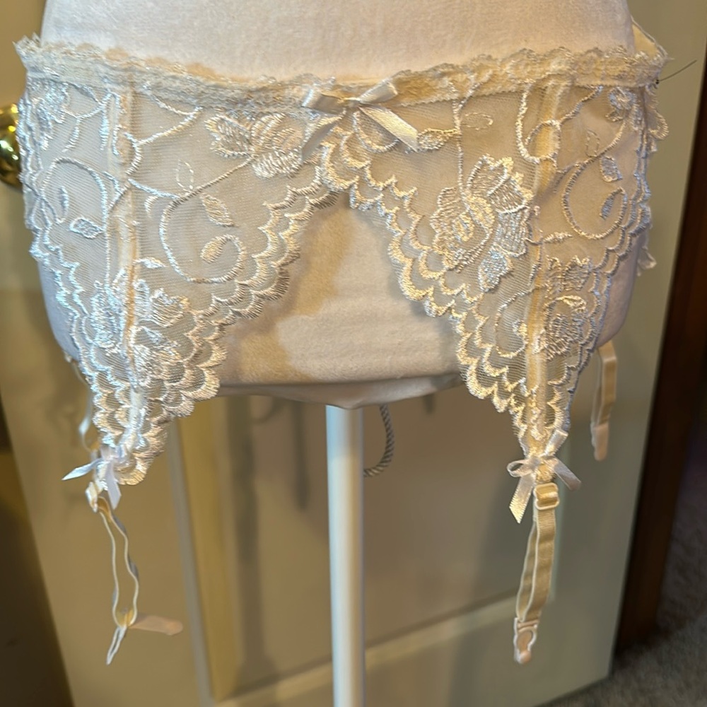 All white lace garter w/ straps la Petite Coquette
BRAND NEW NEVER WORN